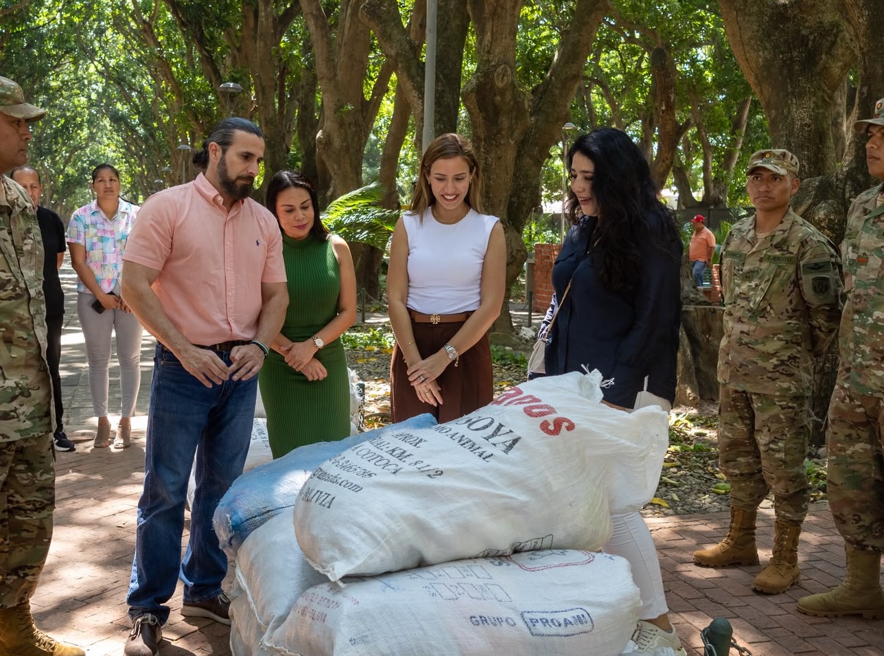Imagen de noticia: Alcaldía recibe donación de cincuenta fardos de ropa del Gobierno Nacional para fortalecer la atención a grupos vulnerables